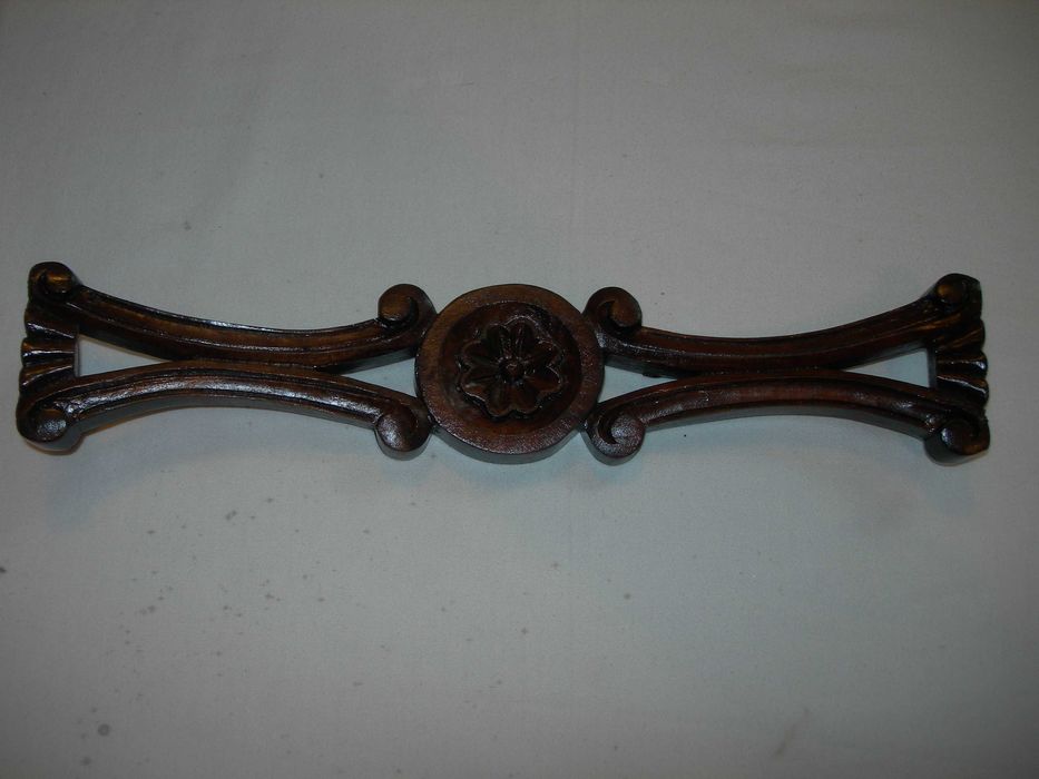 Peça de madeira com trabalho de talha.,