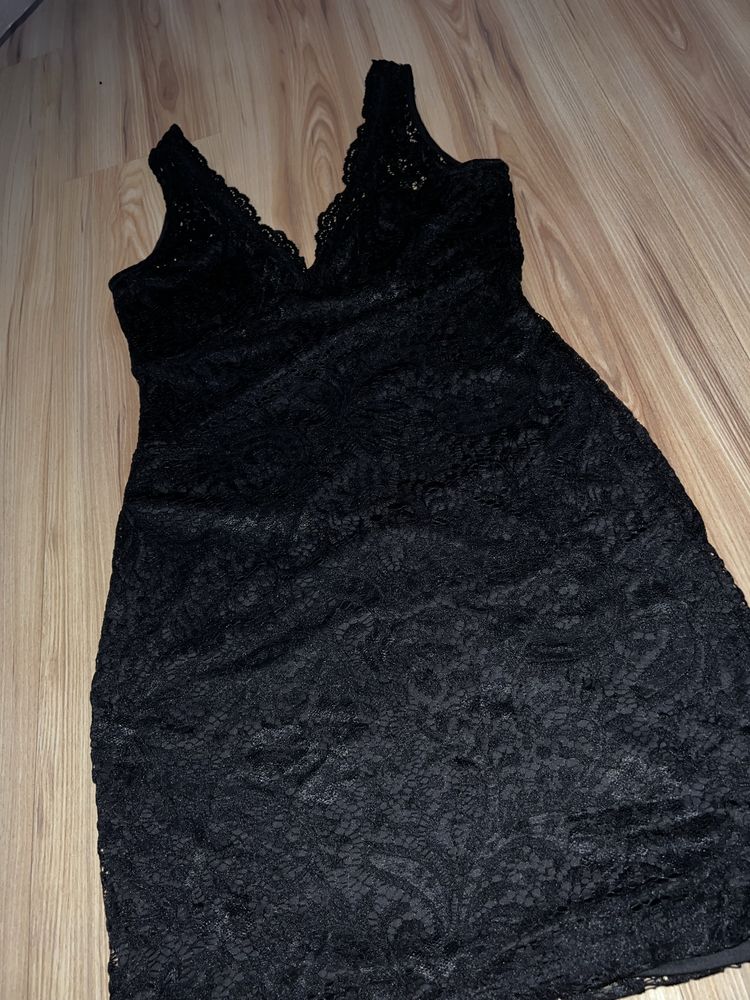 Czarna sukienka koronka 38