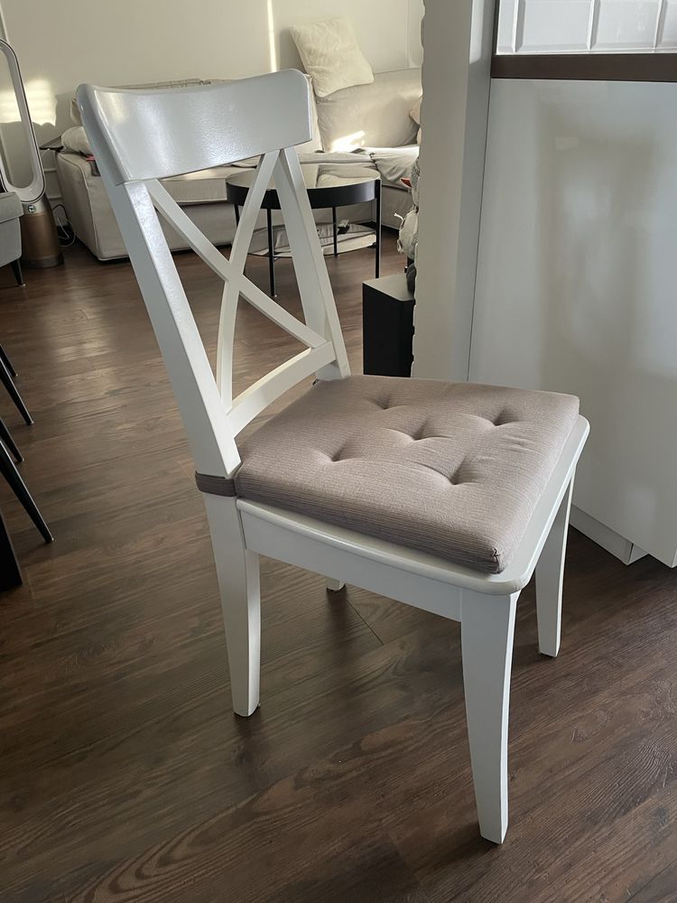 Białe krzesło Ikea
