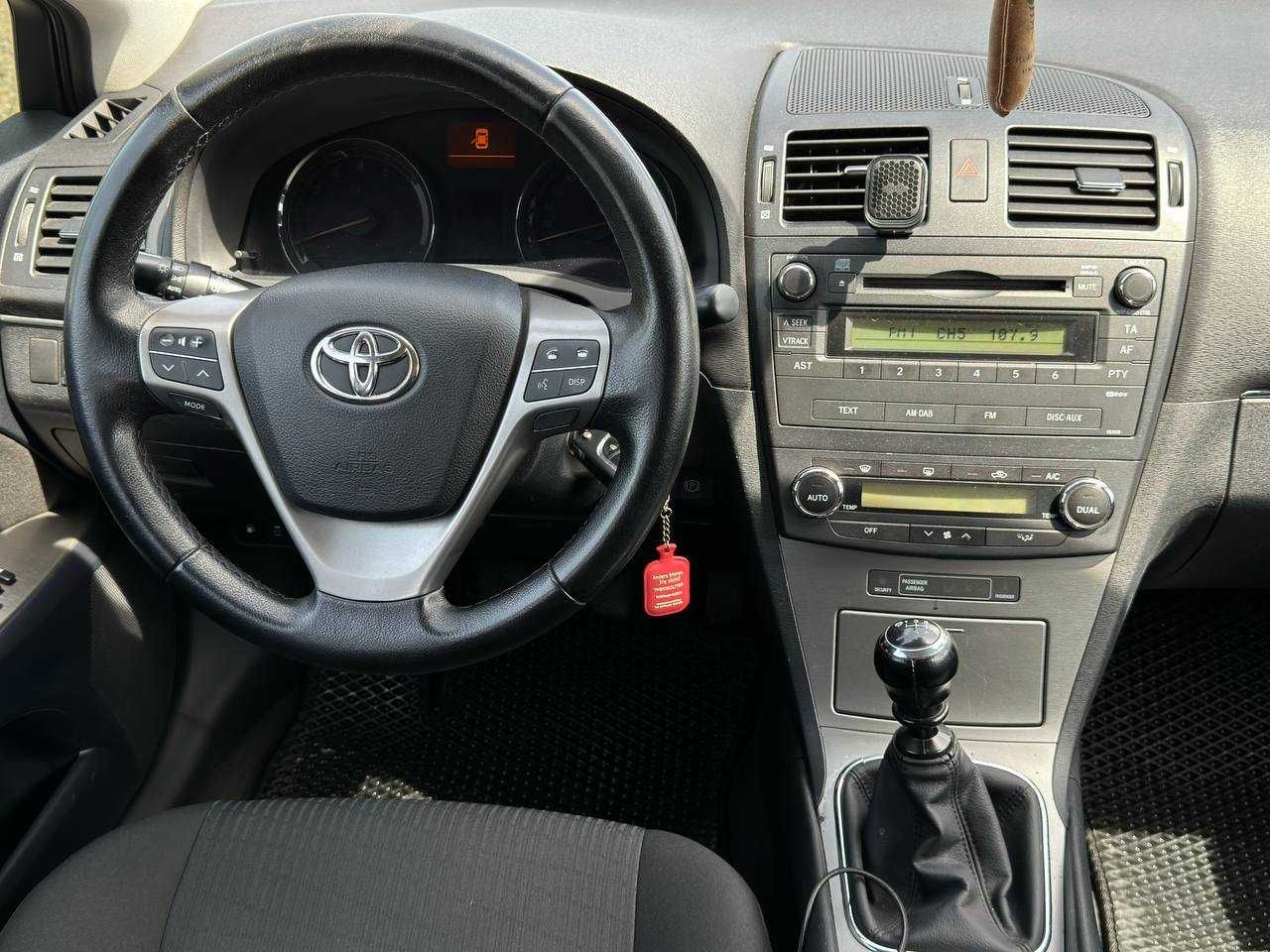 Авто Toyota Avensis 2010