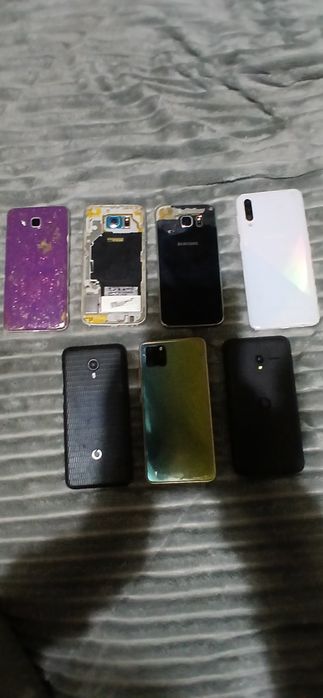 Vários telemóveis Samsung e Vodafone