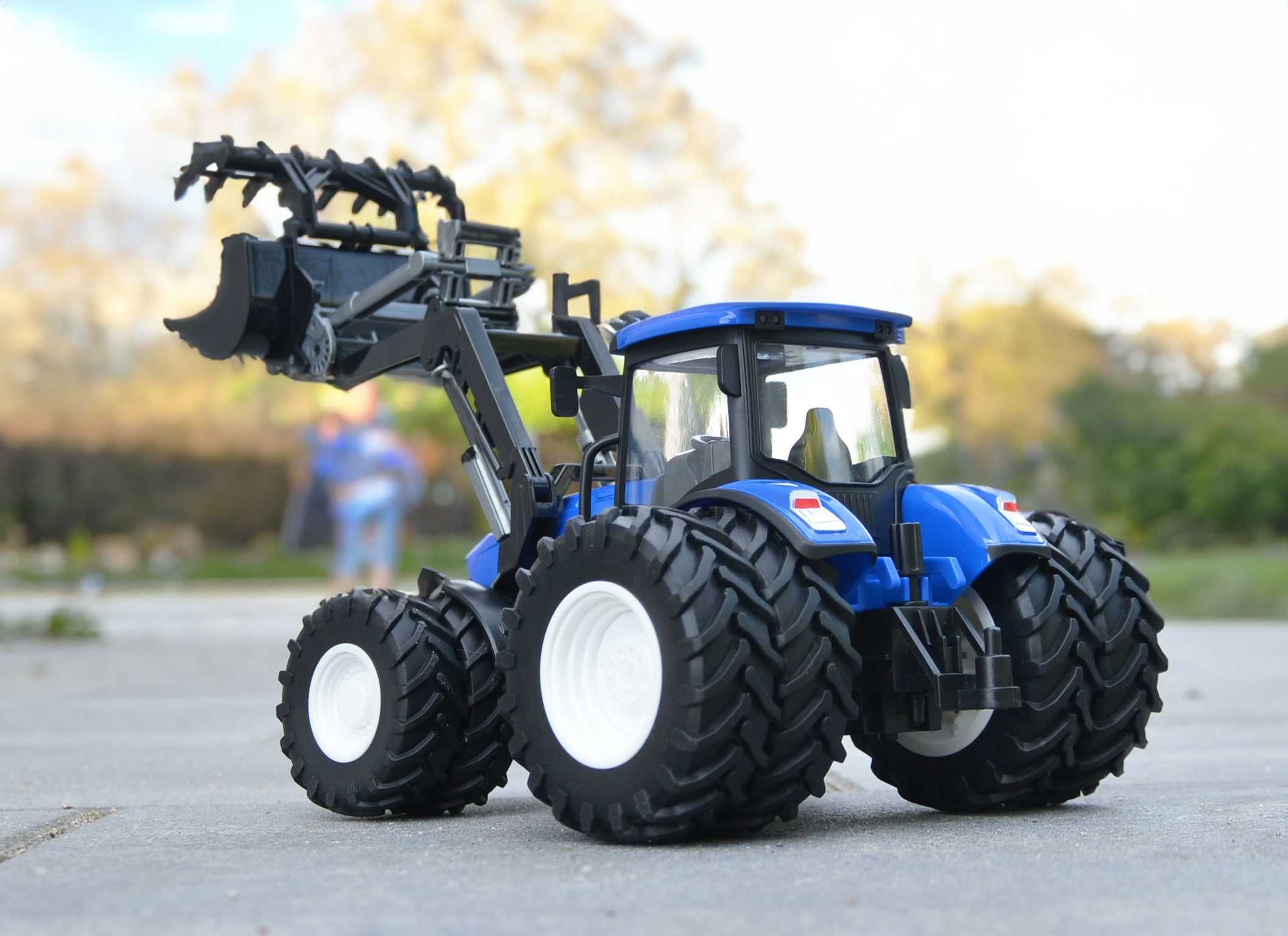 Traktor zdalnie sterowany RC Ciągnik z turem, chwytakiem