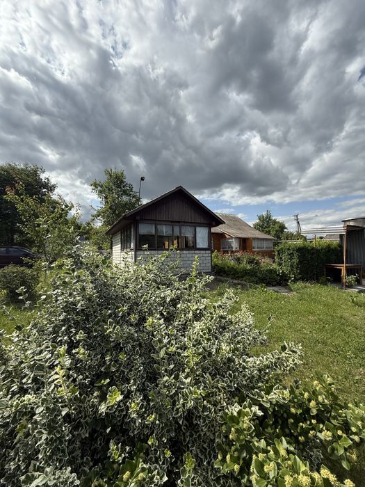 Продаж будинок з доглянутою територією