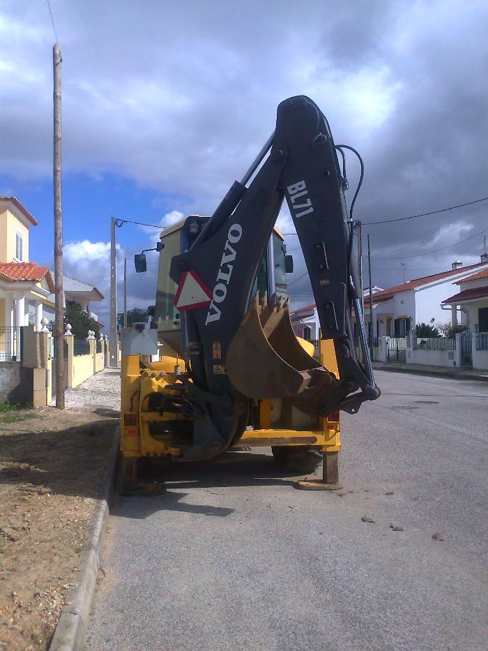 Serviço Retroescavadora com Manobrador.