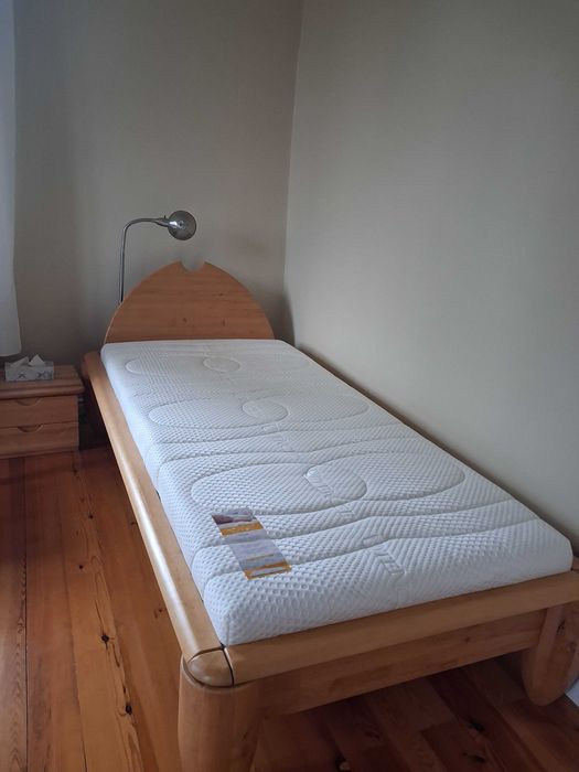 łóżko  100 x 220 cm z zagłówkiem z olchy + materac Latexowy.
