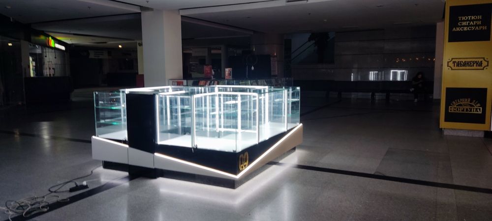 Витрина  торговая .меблі. Диван, крісло, стіл