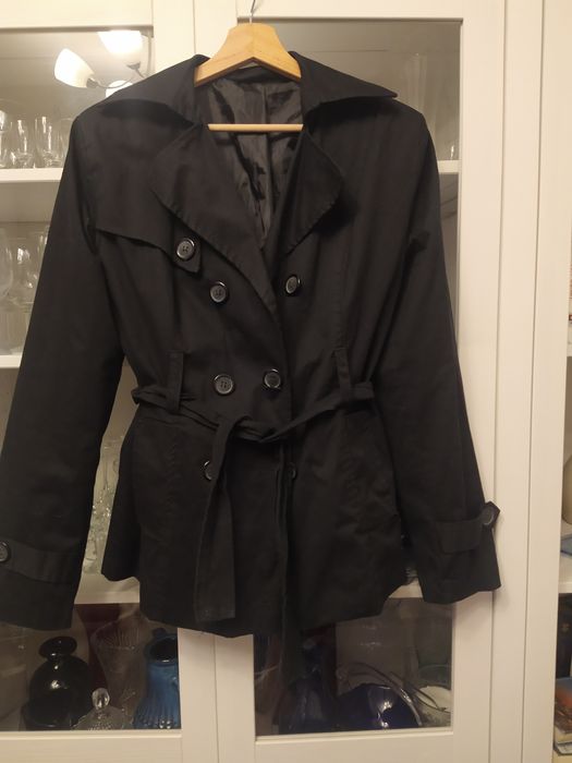 Czarny włoski trencz