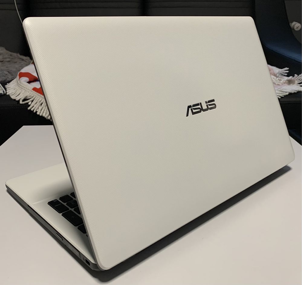 ASUS X550 biały