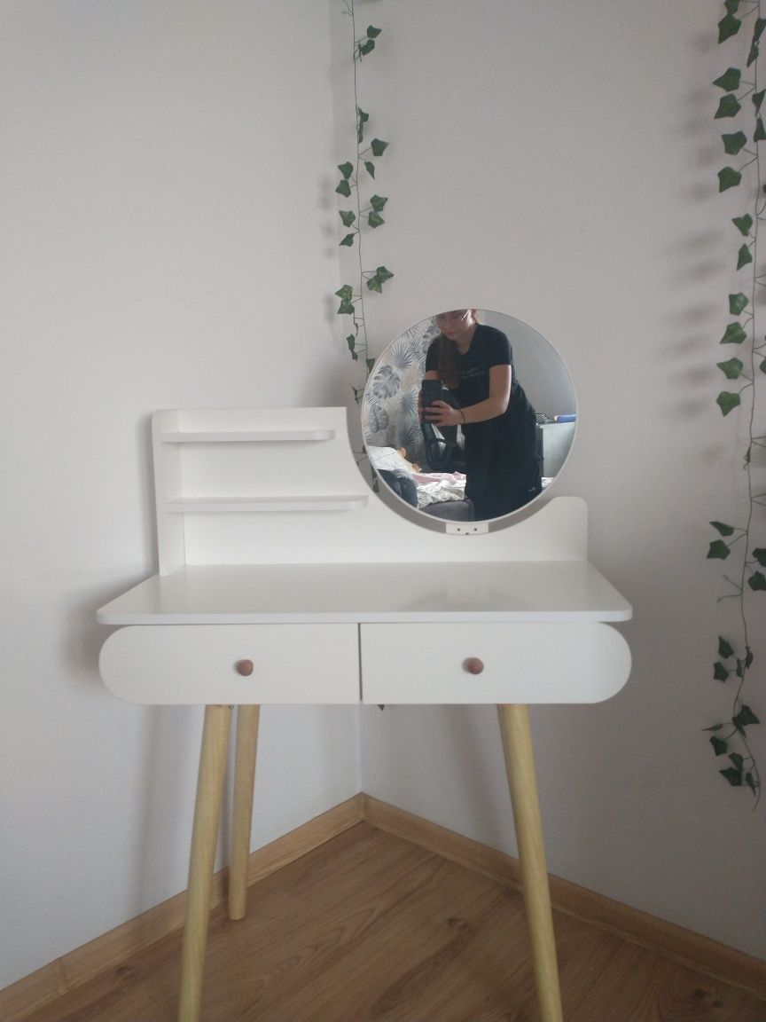 Toaletka koloru białego z okrągłym lustrem