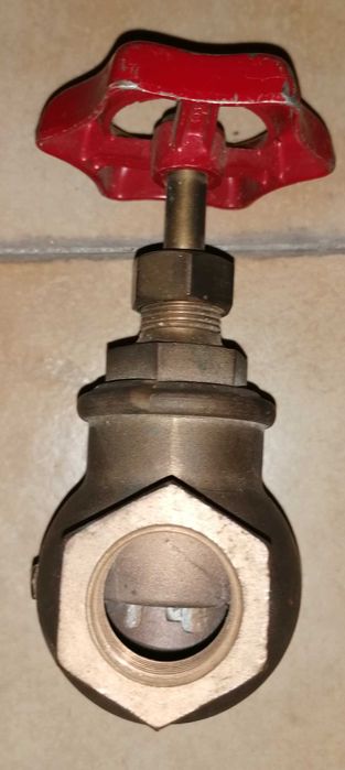 Torneiras , 1 e 3/4 de polegada, uma de passagem e de bancada, cada 5€