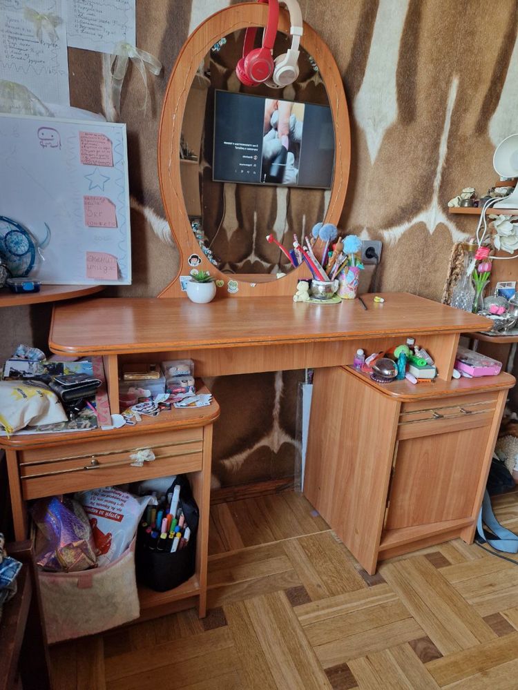 Продам трюмо с зеркалом