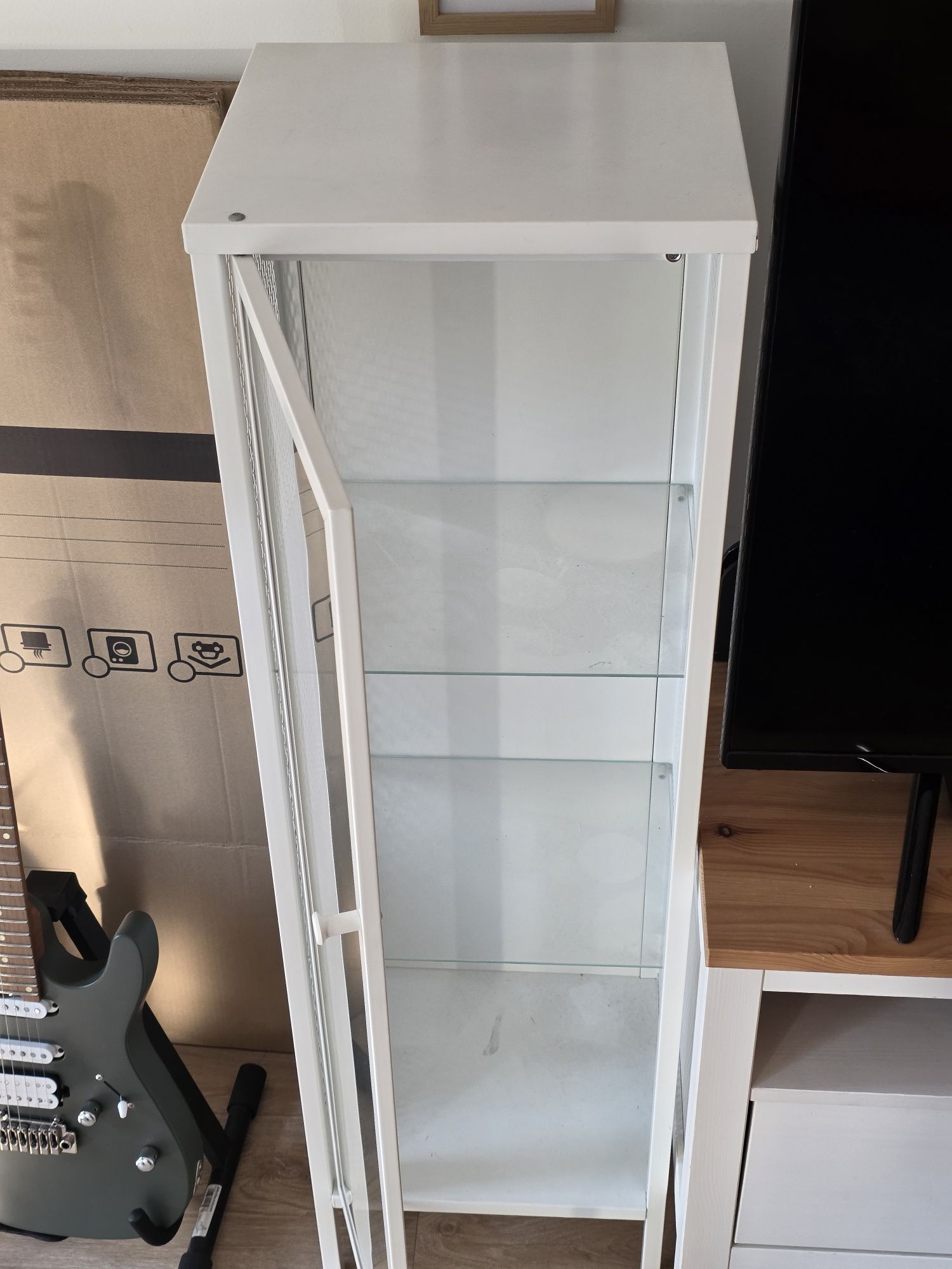 Vitrina com porta de vidro IKEA