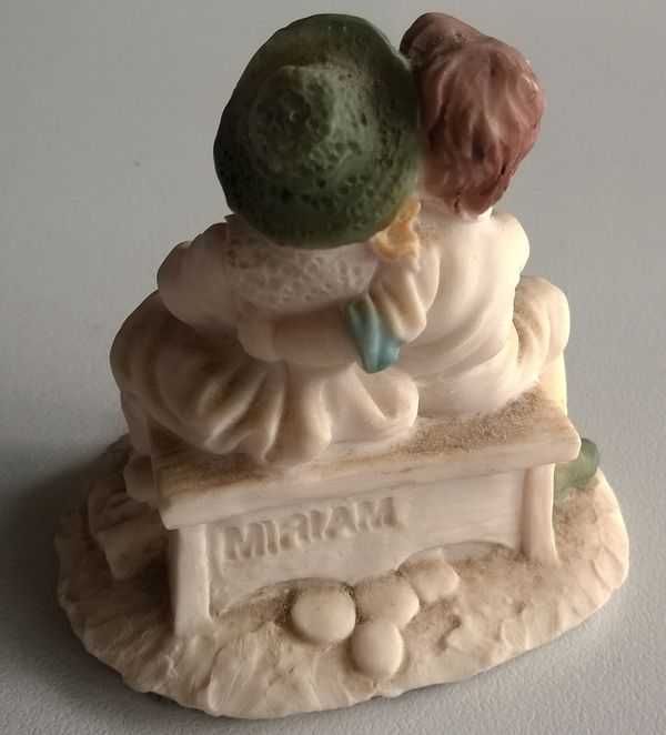 Figurka Zakochani zakochana para siedząca na ławeczce 7cm