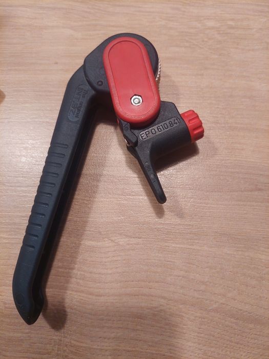 Przyrząd (nóż)do ściągania izolacji z kabla firmy Knipex.
