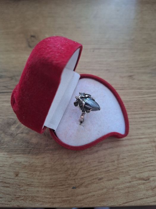 Stary srebrny pierścionek z hematytem