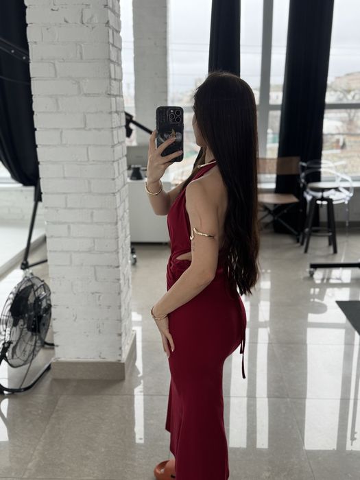 Червона сукня силуетна довга