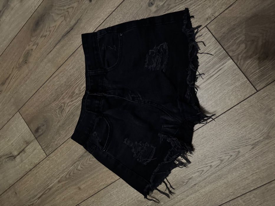 Чорні джинсові шорти