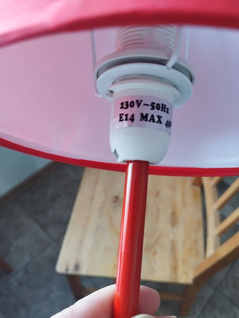 Czerwona stylowa lampa