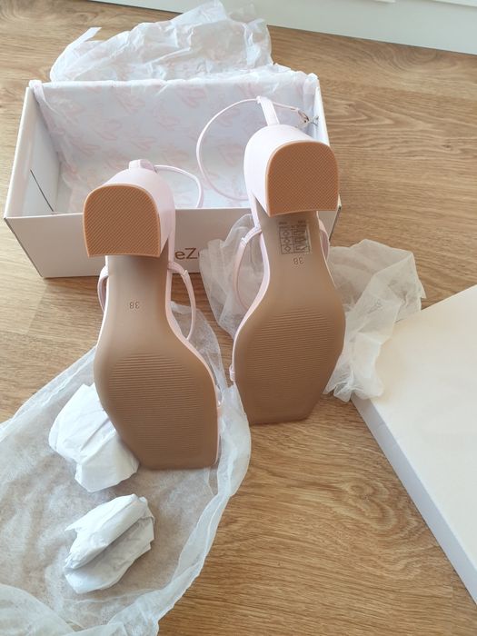 Sandały na słupku rozmiar 38