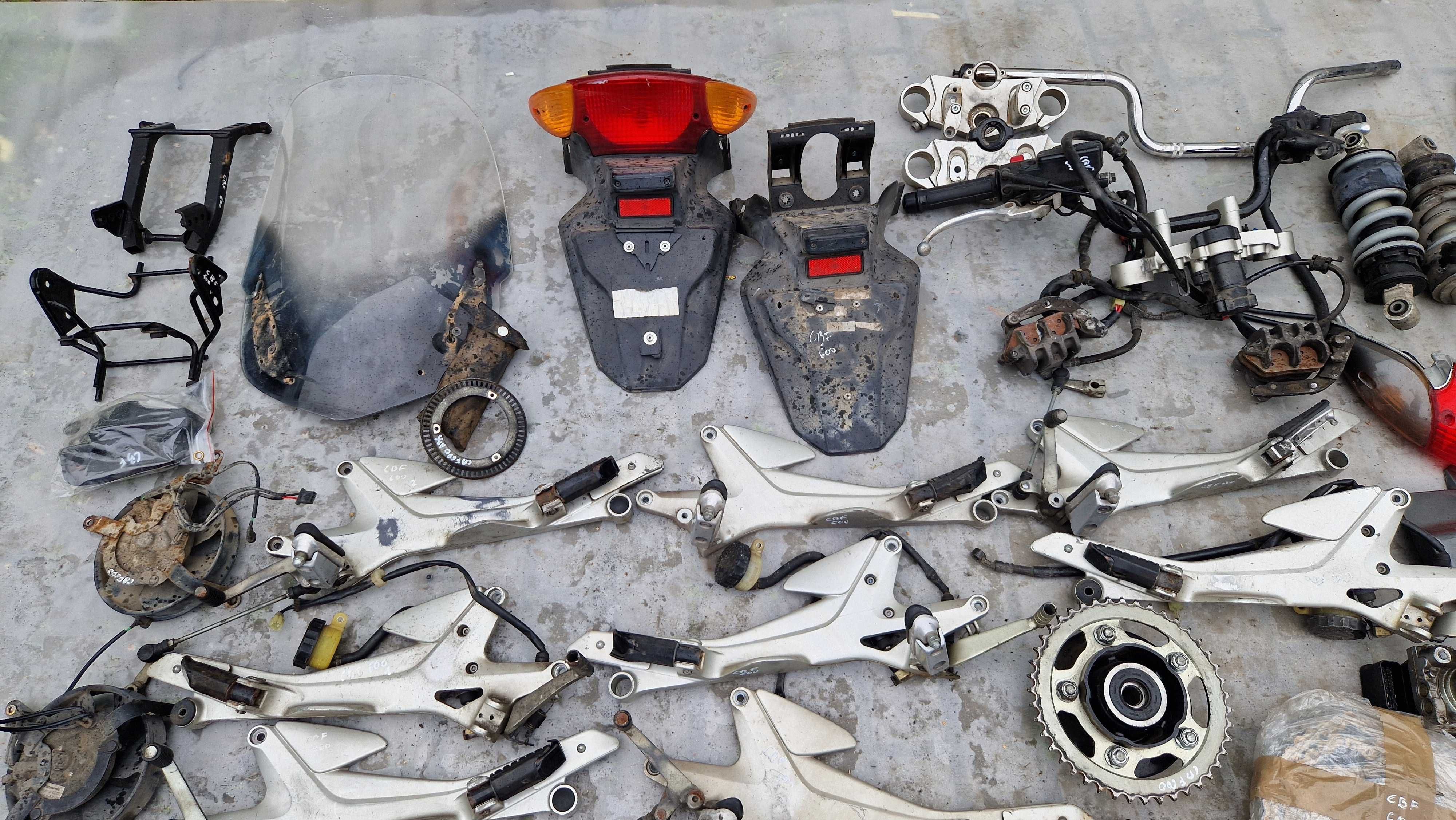 Honda CBF 600 PC38 cewka zacisk zegar uchwyt stelaż przekaźnik klamka
