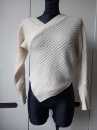 Sweterek kremowy kopertowy Shein roz 36 dekold V