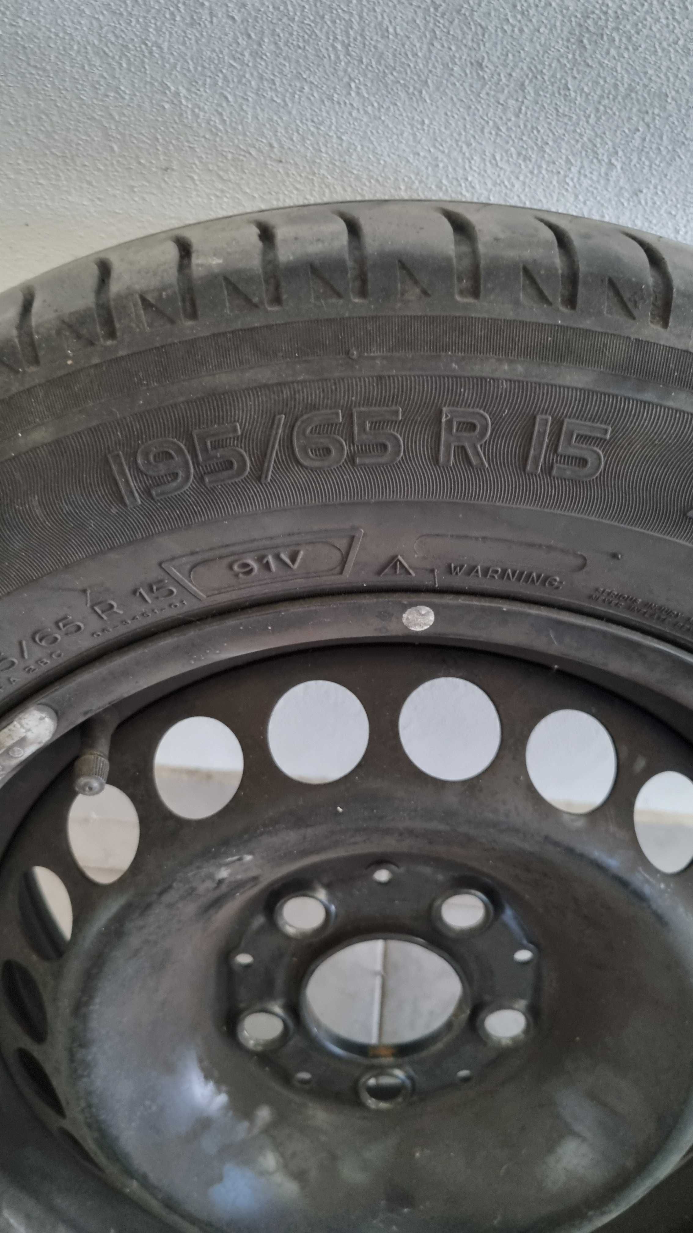 Pneus, jantes de ferro e tampões Mercedes 15"