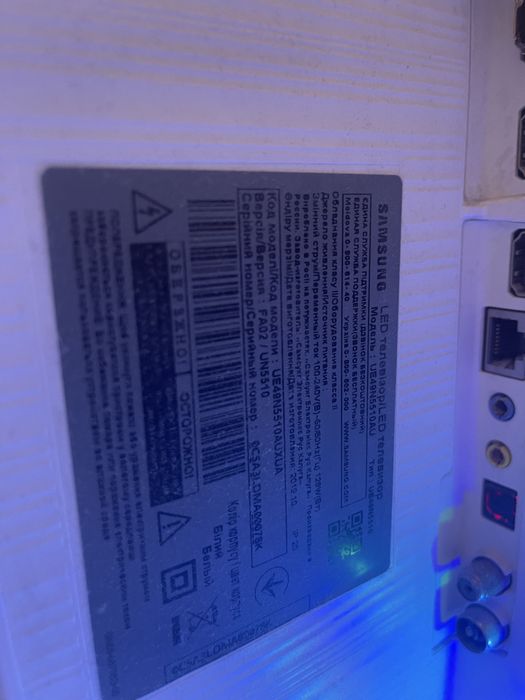 Телевизлр samsung Модель : UE49N5510AU белого цвета