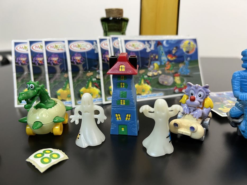 Отель монстров готель монстрів кіндер іграшки колекція