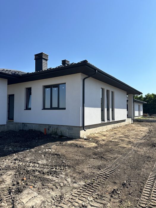 Продам сучасний будинок поруч автосалону по вулиці Київська