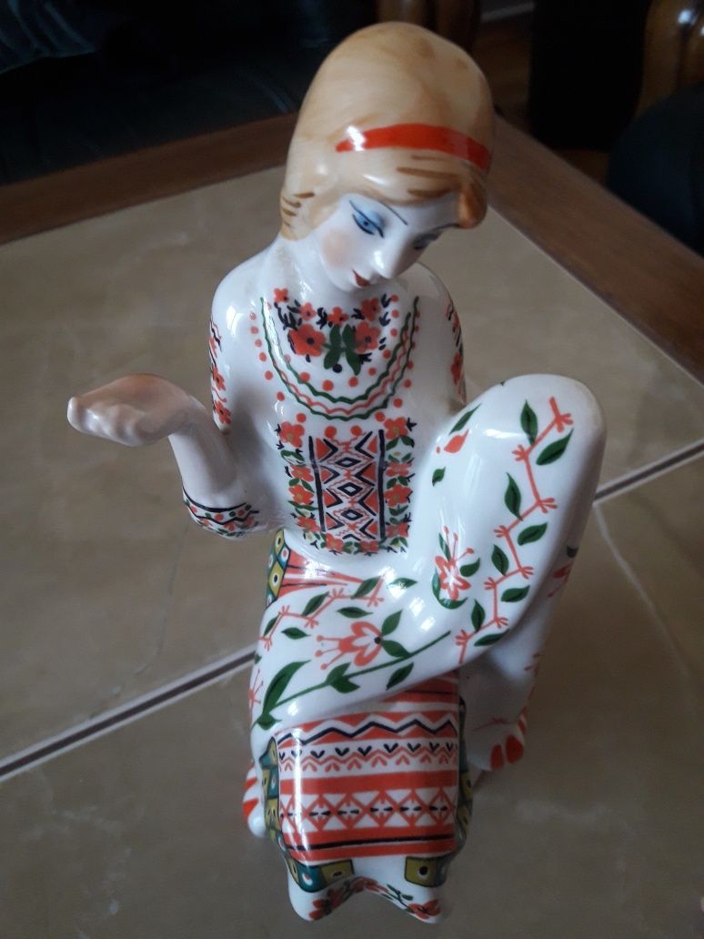 Figurka porcelanowa" Ukraińska hafciarka Kijów