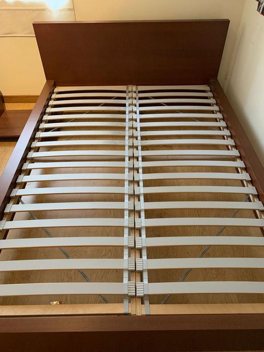 Cama solteiro com 2 mesinhas de cabeceira