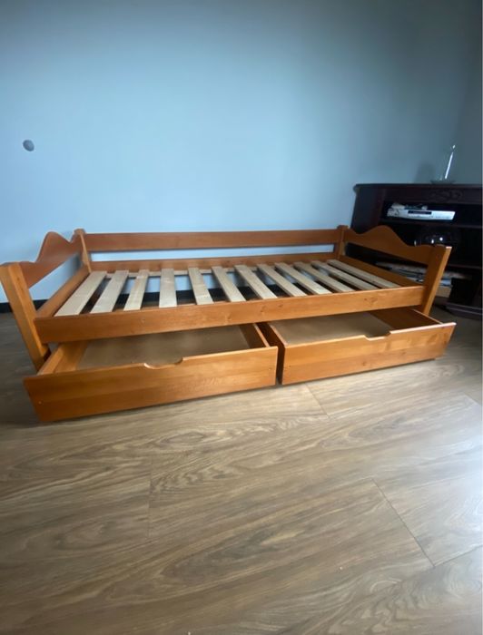 Drewniane łóżko