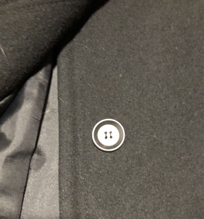 Sobretudo com bolsos, forrado , usado.