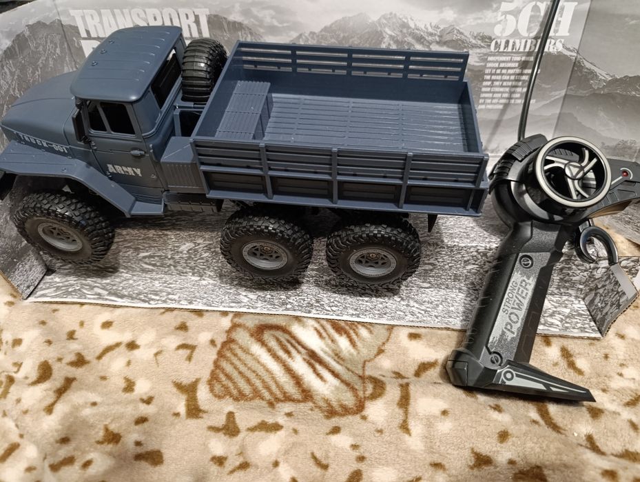 Військова машина пластикова на управлінні в гарному стані