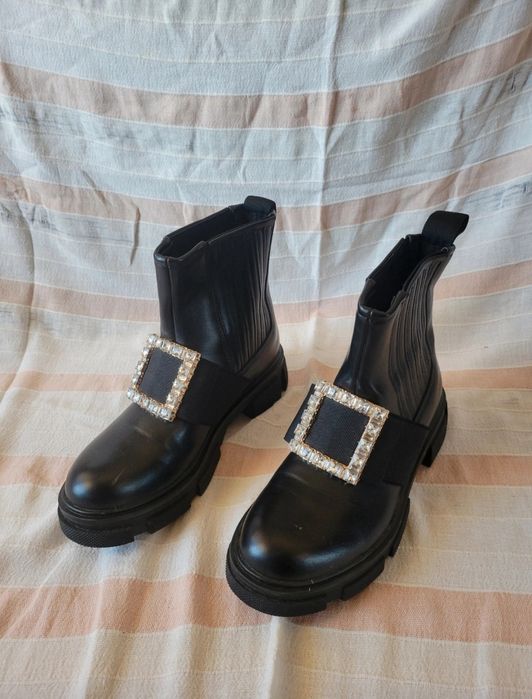 Botas pretas c/detalhe 39