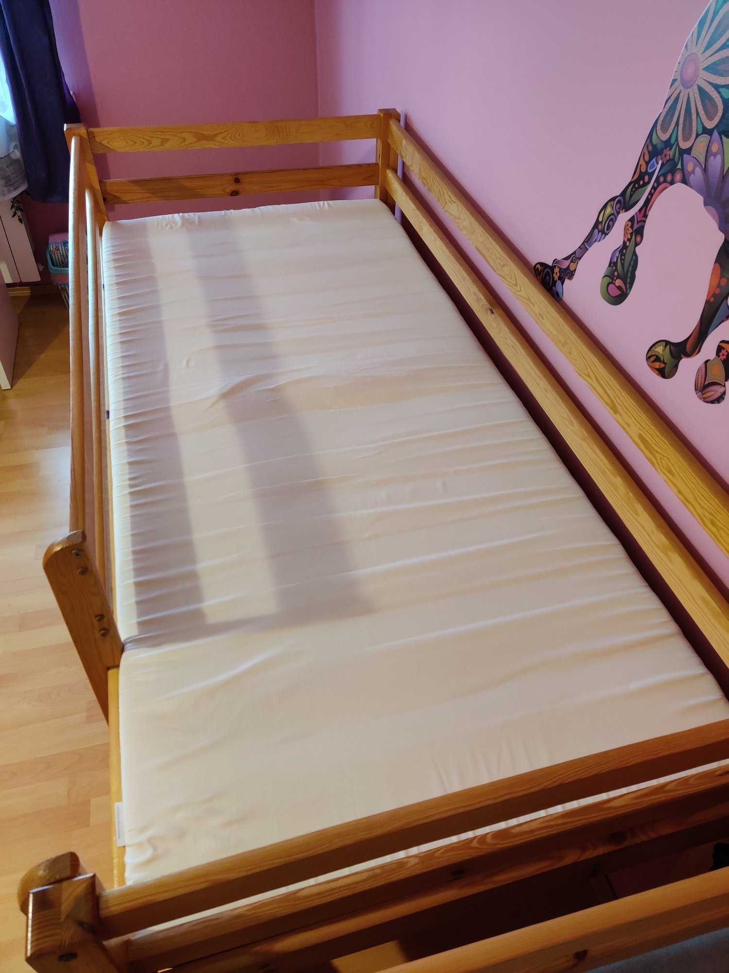 Łóżko dziecięce z drabinką i domkiem