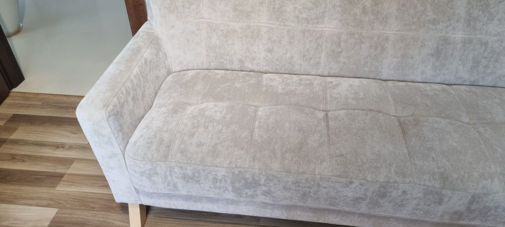 Sofa jasny beż na nóżkach