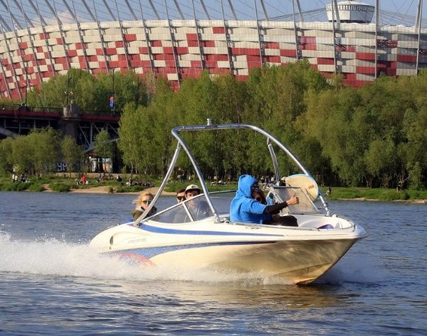 Rejs po Wiśle w Warszawie szybką motorowka, czarter, wynajem łodzi