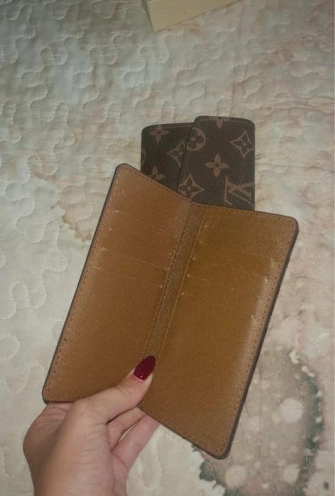 Carteira L V como nova