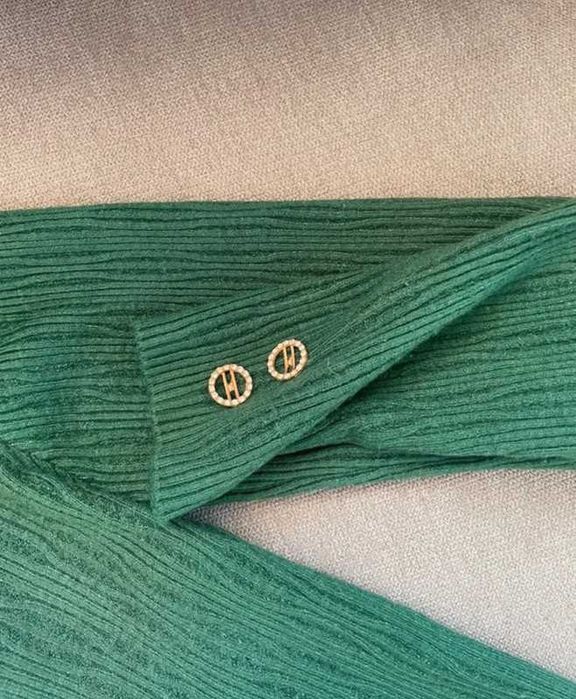 Zielony sweter sweterek ze złotymi guzikami