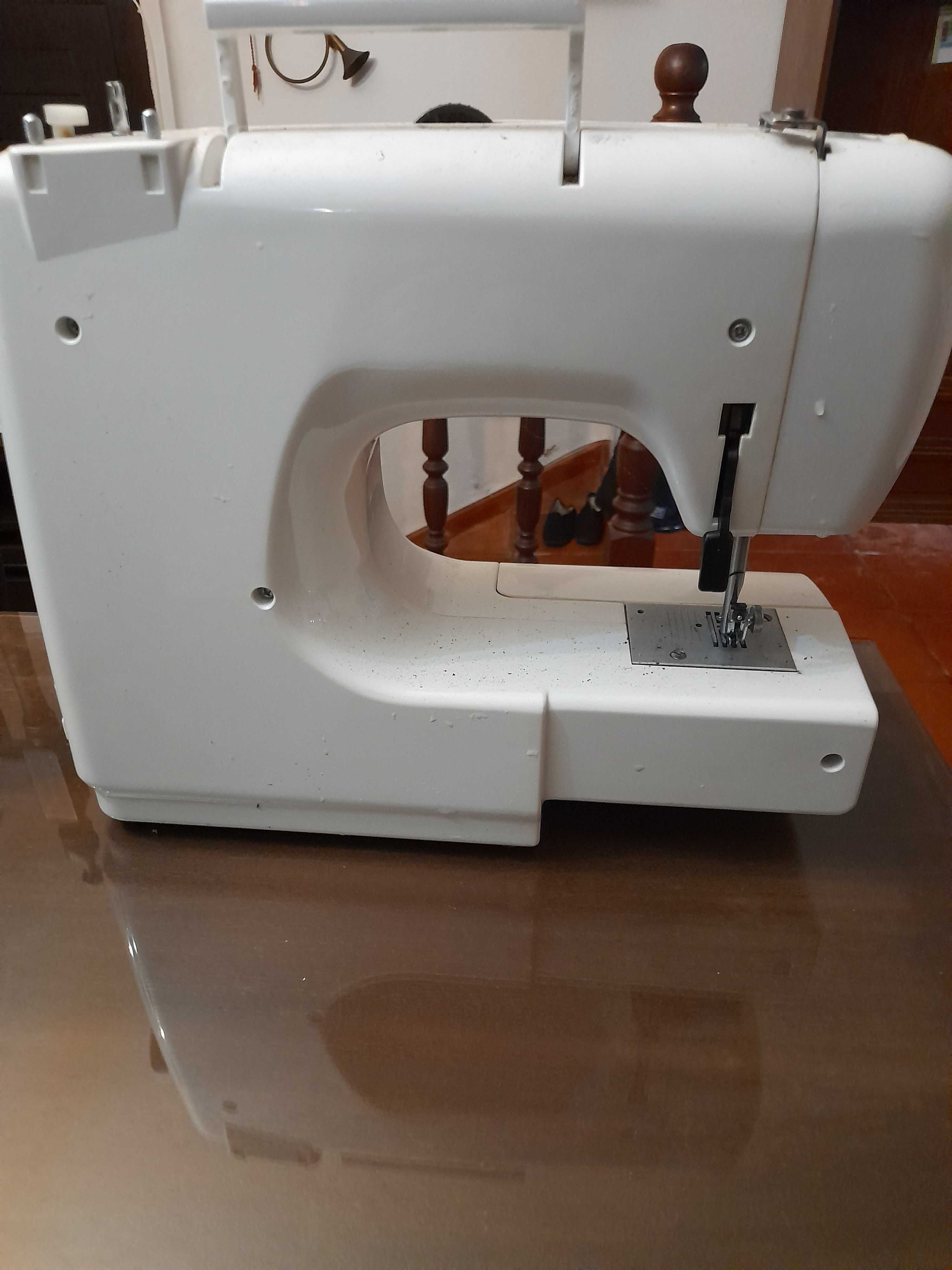 Máquina de costura nova.