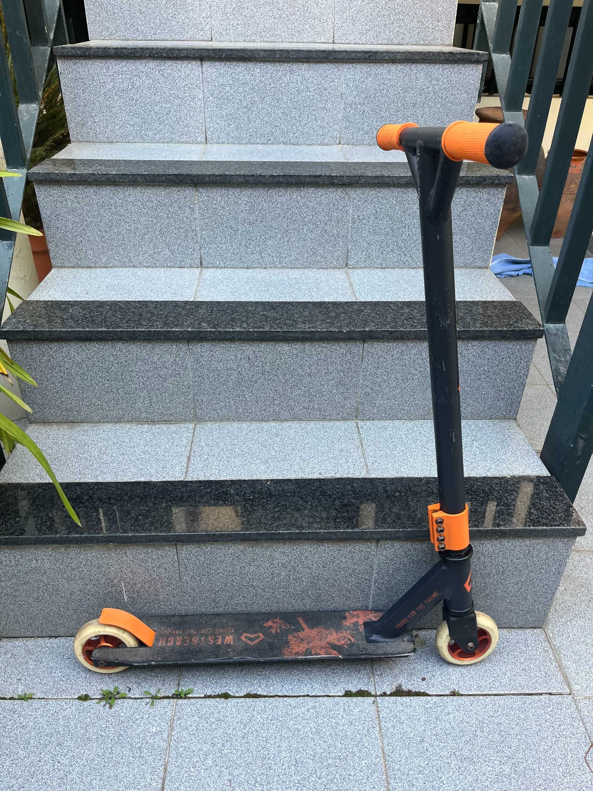 Trotinete de acrobacias para pessoas com mais de 9 anos