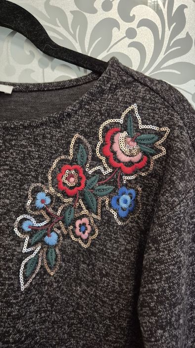 Сукня з вишивкою та пайєтками