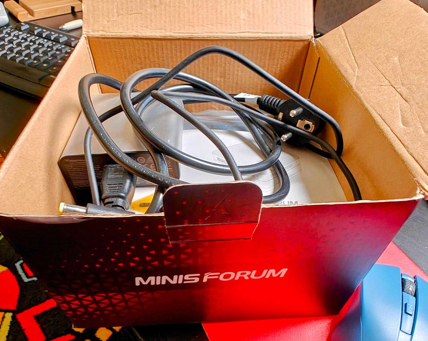 MINISFORUM UM690L Slim Mini PC, AMD Ryzen 9 6900HX (8/16wątków, 32 GB)