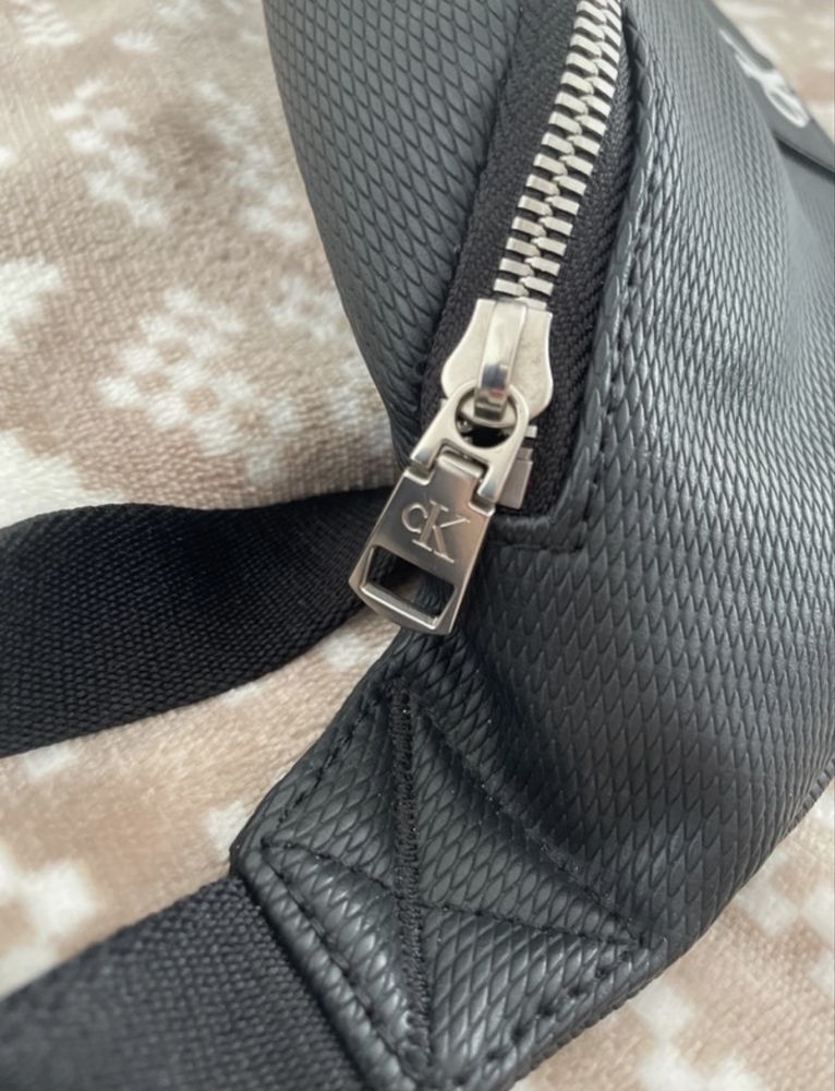 Czarna nerka Calvin Klein