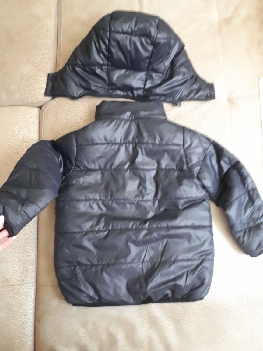 Демисезонная куртка унисекс на 3-4 года отличное качество и состояни