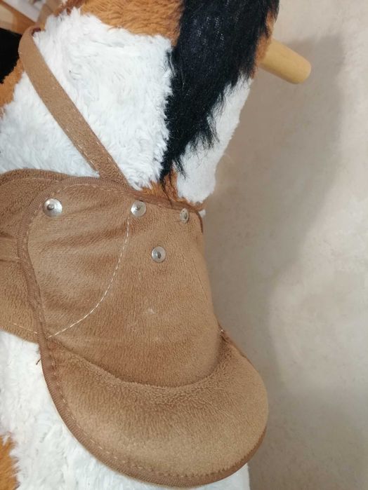 Koń na biegunach – stabilny, miękki, z ochroną podłogi