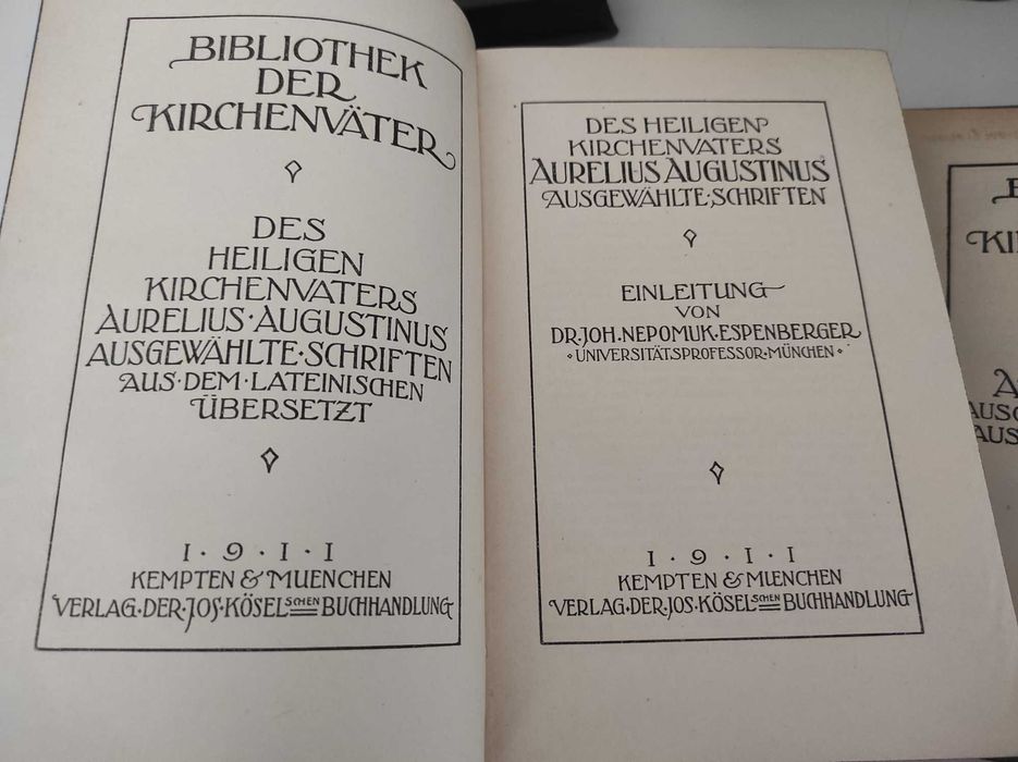 Старинные книги. Священная католическая библиотека.