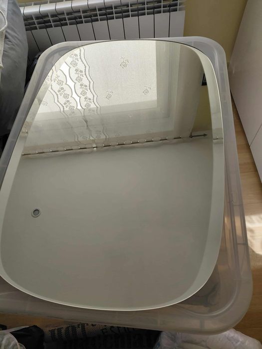 Lustro ścienne z dekoracyjnym brzegiem