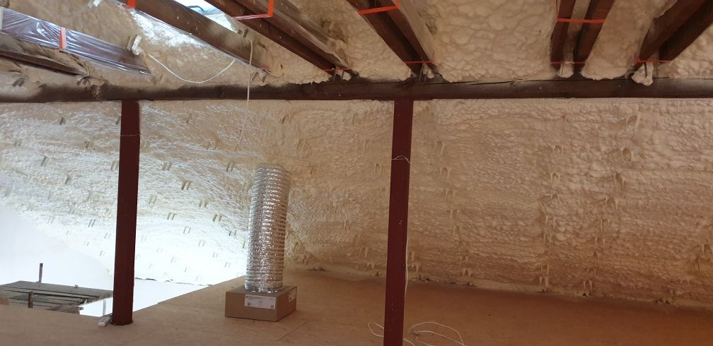 Ocieplanie dachów poddasza pianą poliuretanową pur izolacja natryskowa